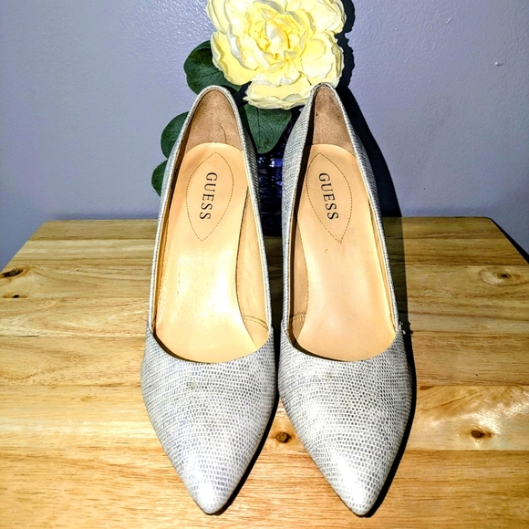 Guess Classic Pump - Picture 1 of 4